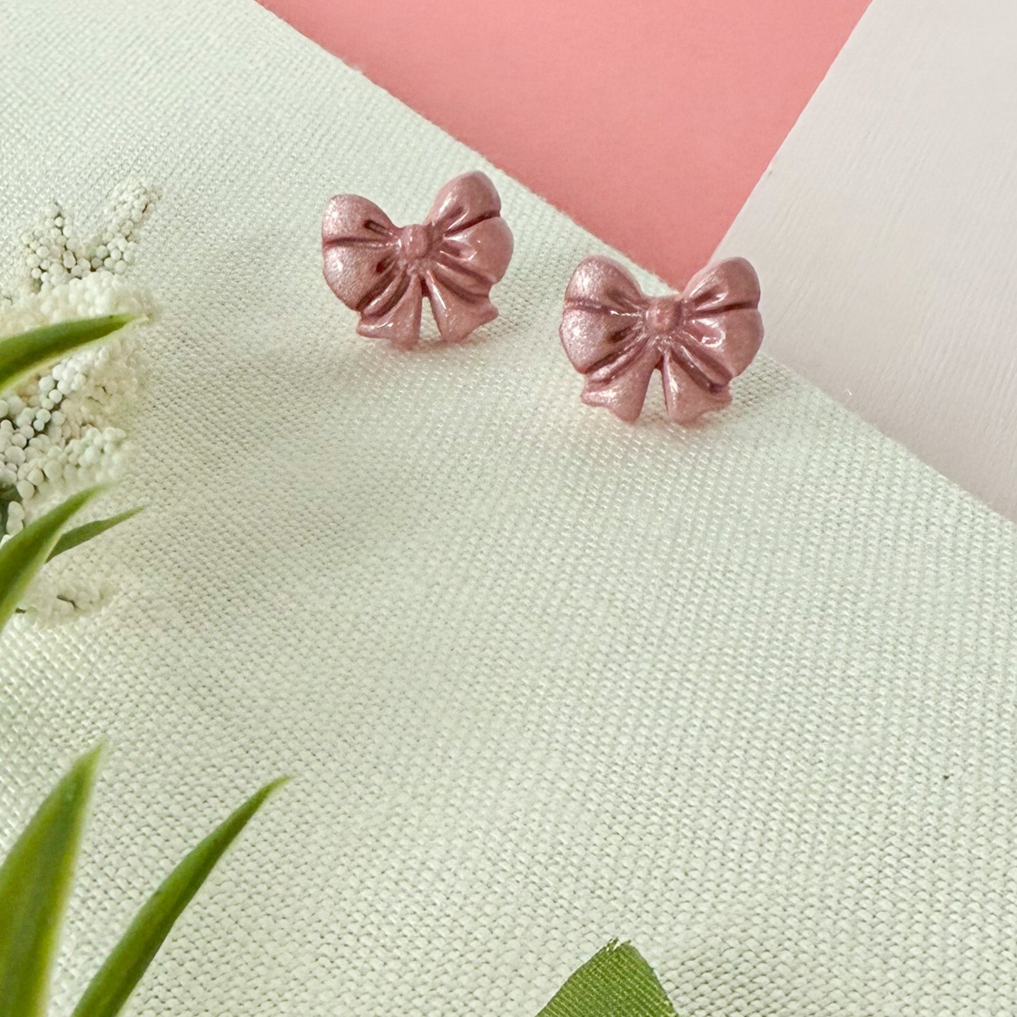 Bow Studs in Shimmery Pink (child)