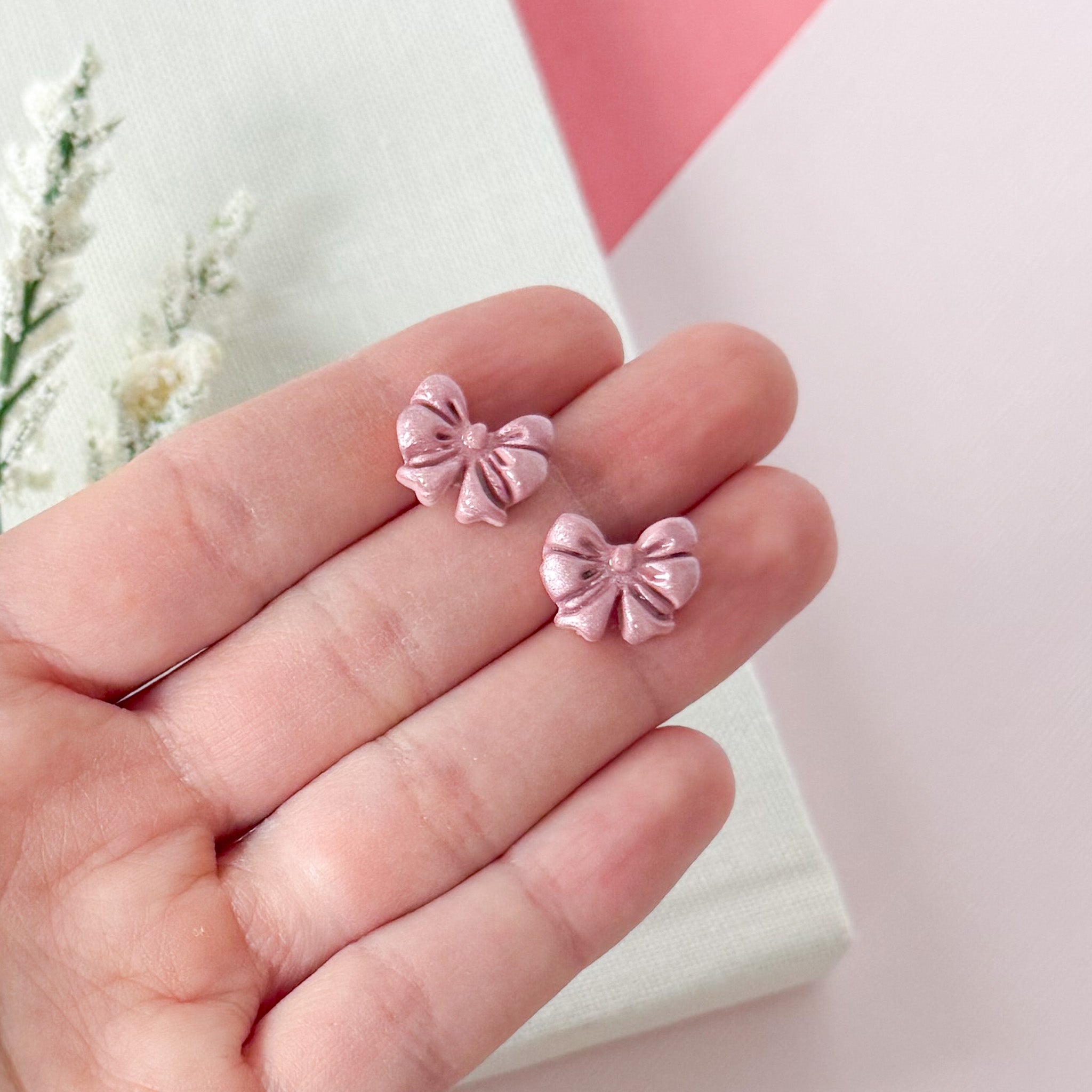 Bow Studs in Shimmery Pink (child)